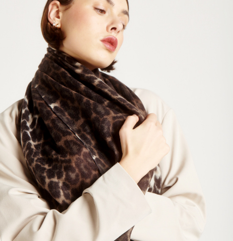 The house creator of fashionable cashmere scarves : Douce Gloire